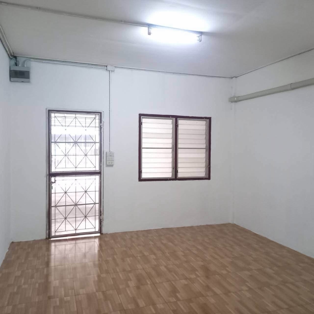 🌃For rent - Townhouse, red roof, Romklao Housing 24, price 6,500 baht, very cheap. – รูปที่ 2