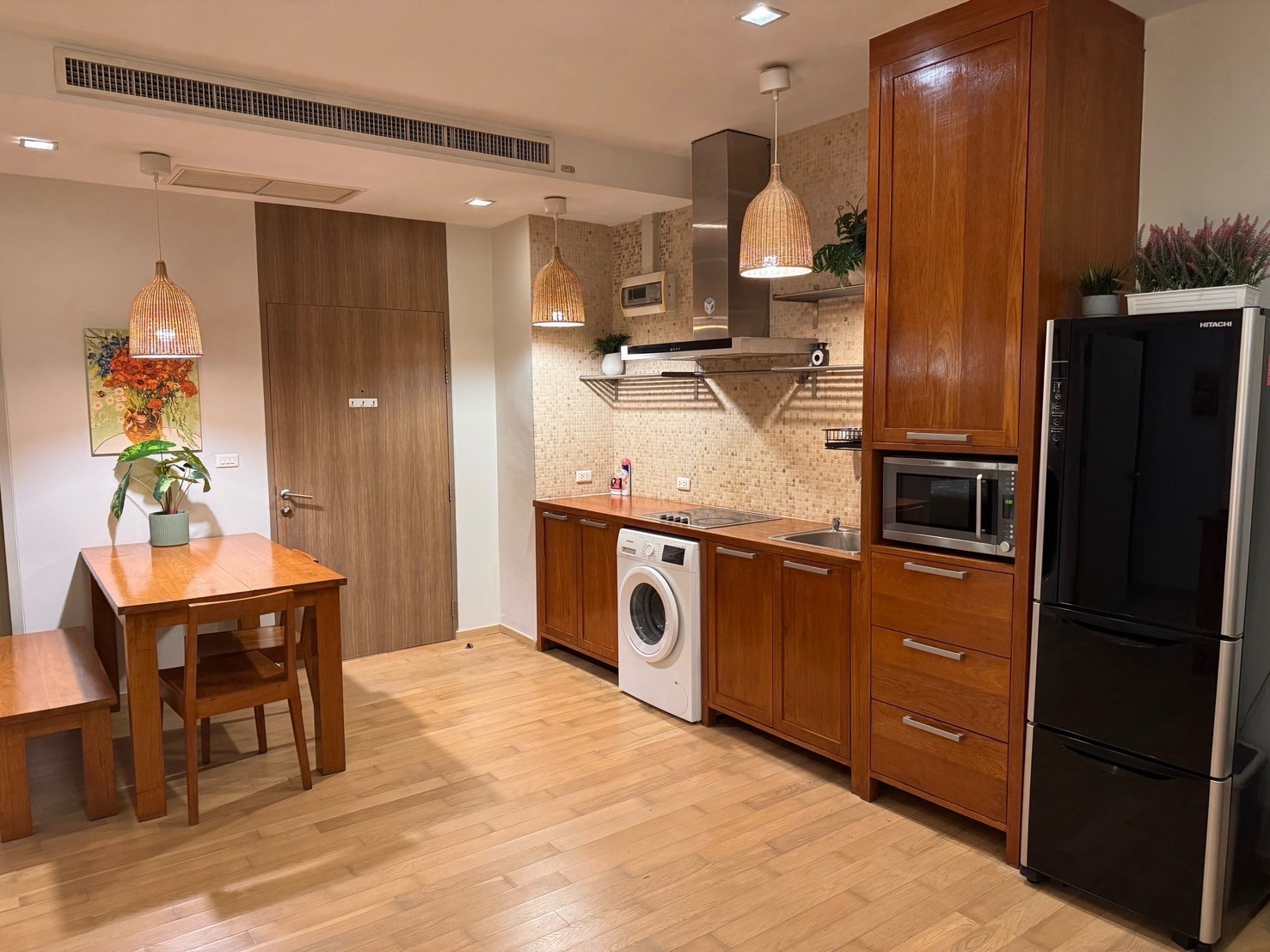 Noble Reveal, next to BTS Ekkamai, 2 bedrooms, 2 bathrooms, 75 square meters, beautiful room, newly renovated, renting 45,000, selling for 11.2 million, Boy 087-7075210...!!!