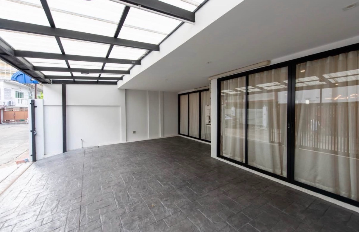For rent ✨ Modern Townhouse in Ekkamai 22 | Pridi Banomyong 41 | 🚆 BTS Phra Khanong 5 ห้องนอน fully furnish พร้อม PRIVATE ONSEN  – รูปที่ 2