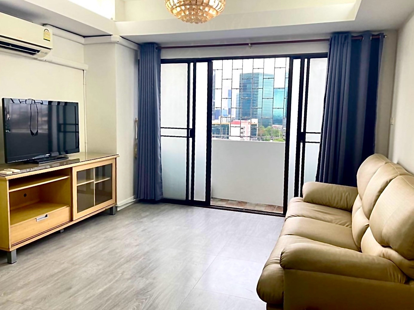 For Sale with tenants Central Ratchayothin Park Condo Phaholyothin 30 2 bedrooms, 1 bathroom.