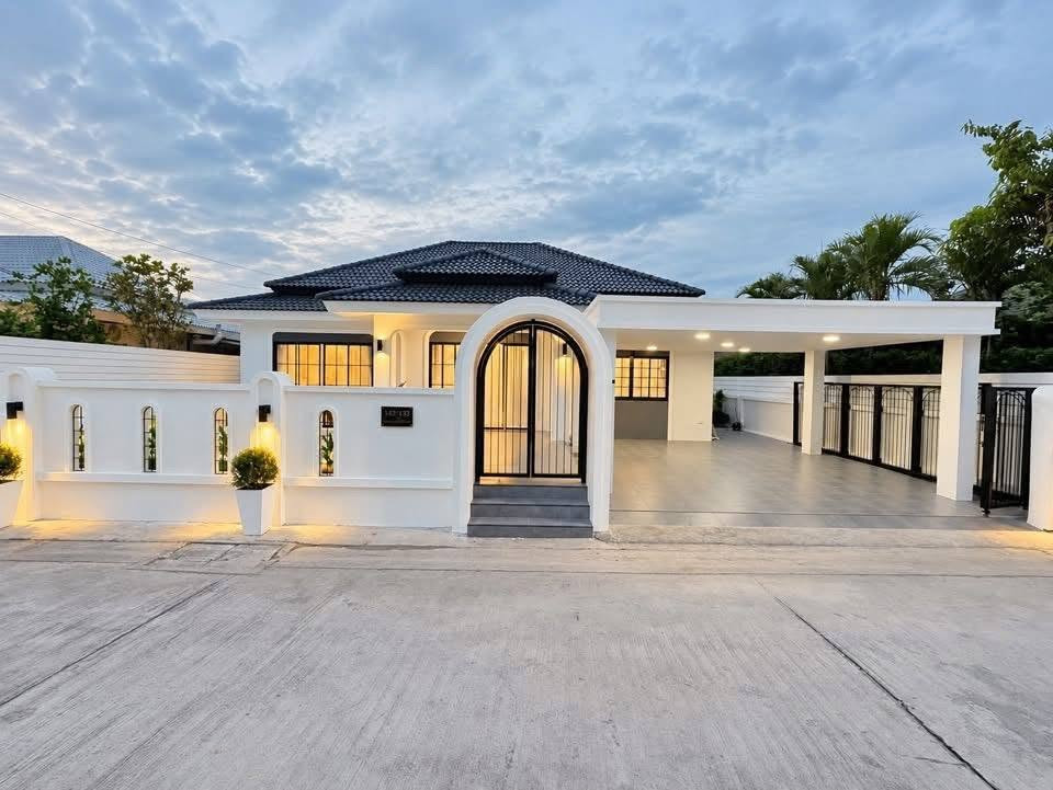Modern Classic Pool Villa for Sale in Soi Siam Country Club Pattaya, only 7.59 Million Baht Modern Classic Pool Villa for Sale in Soi Siam Country Club Pattaya, only 7.59 Million Baht