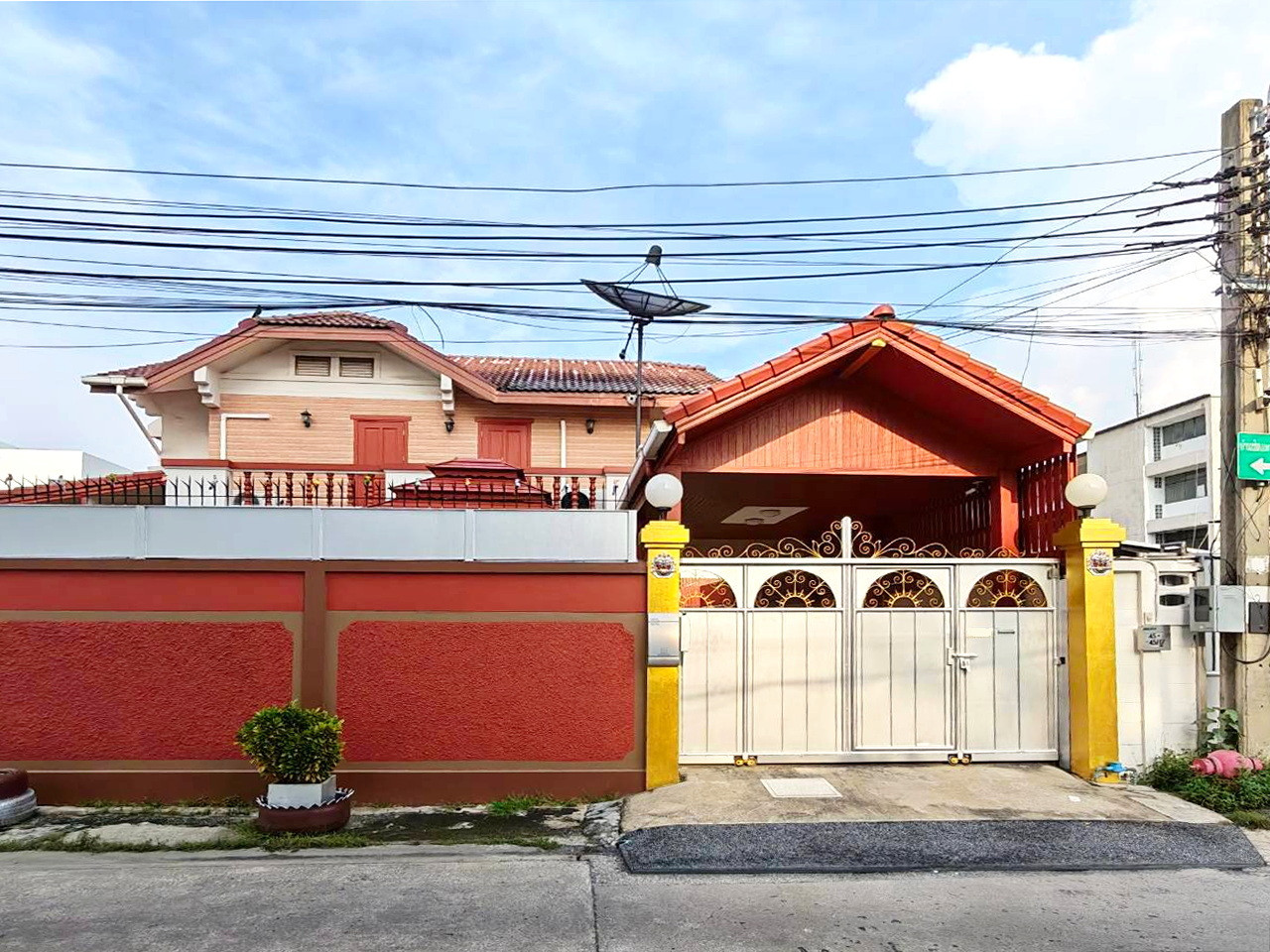 Rare item house on Thonburi side Corner detached house, large size, 95 sq m. #near BTS Wutthakat, complete functions, meets the needs of a large family!