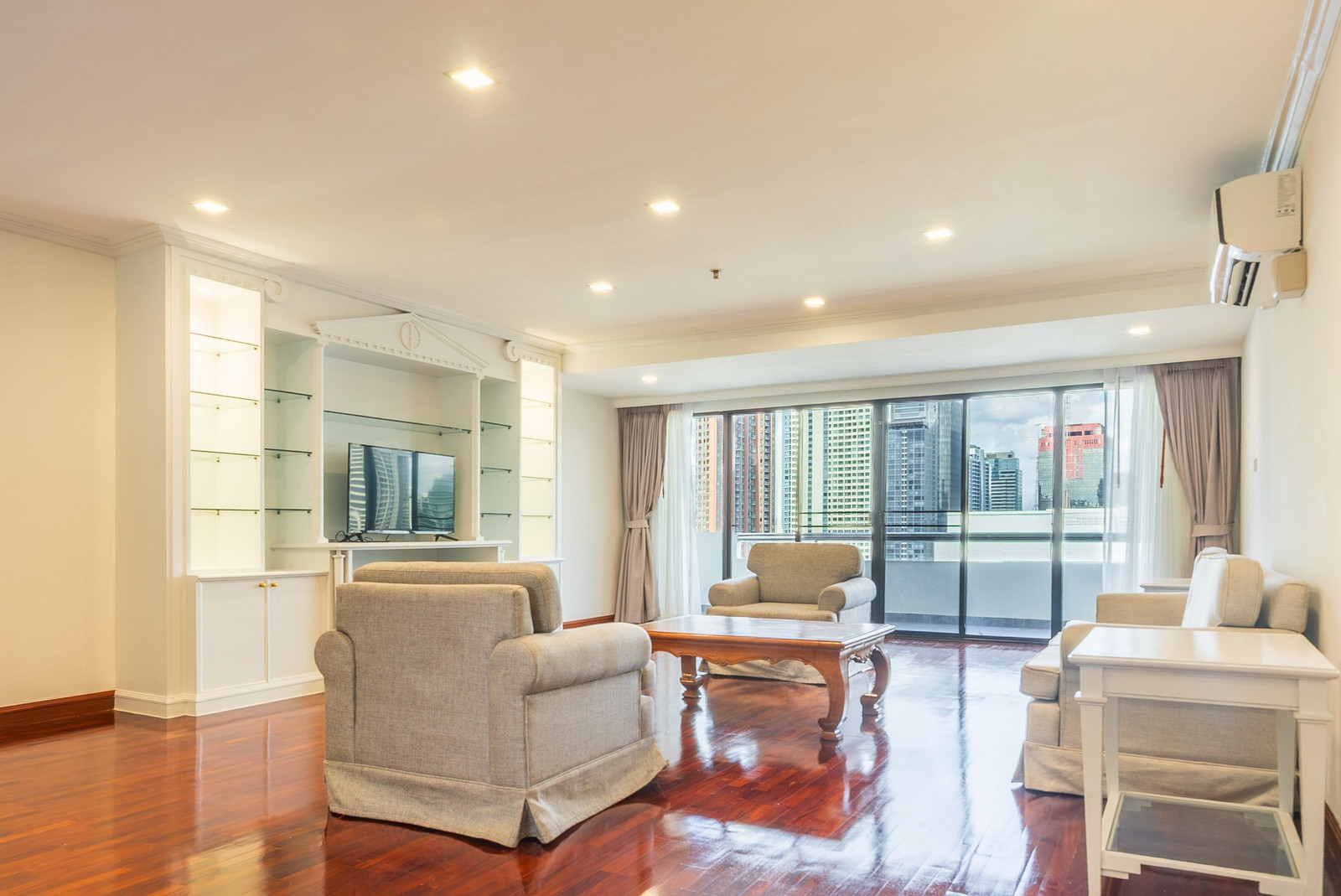 Luxury pet-friendly condo for rent near BTS Asok and MRT Sukhumvit.