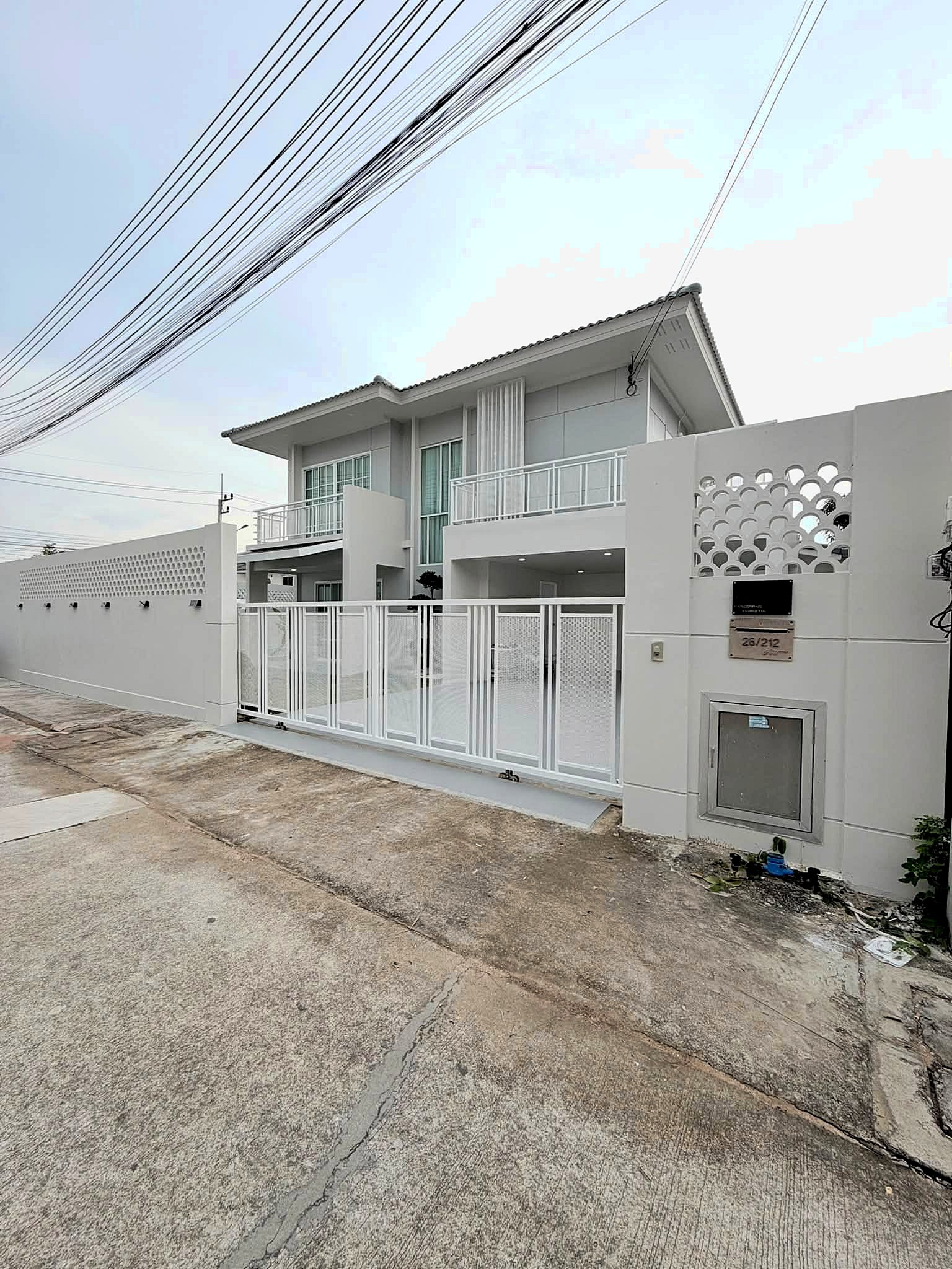 Luxury 2-Story Pool Villa for Sale in Chaiyaphruek 2, Pattaya Luxury 2-Story Pool Villa for Sale in Chaiyaphruek 2, Pattaya