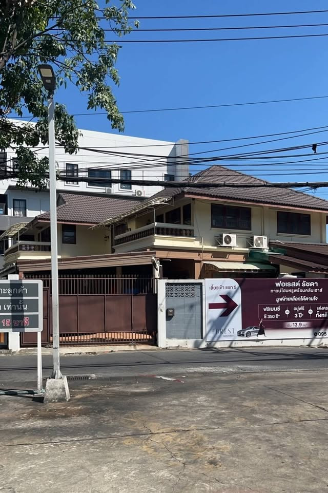 HR3846 Home Office for rent / 2-story detached house, Soi 20 June, Sutthisan-Huai Khwang, large area 150 sq m, near MRT Sutthisan.