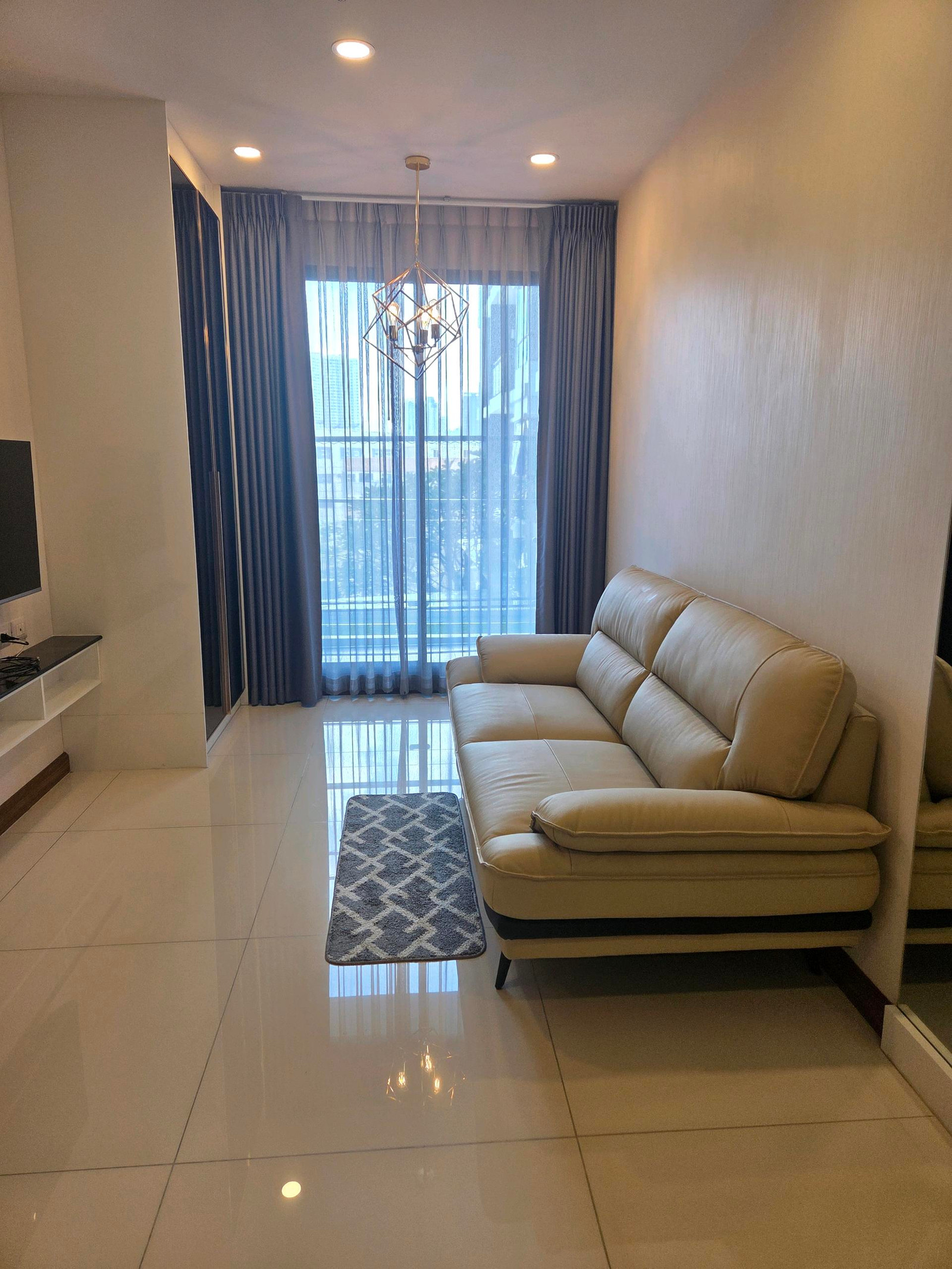 Condo for rent next to the Golden Line BTS. Near Icon Siam 150 m., fully furnished, 1-2 bedrooms, 55 sq m., not hot room. Live comfortably. If interested, contact 095-6619596.
