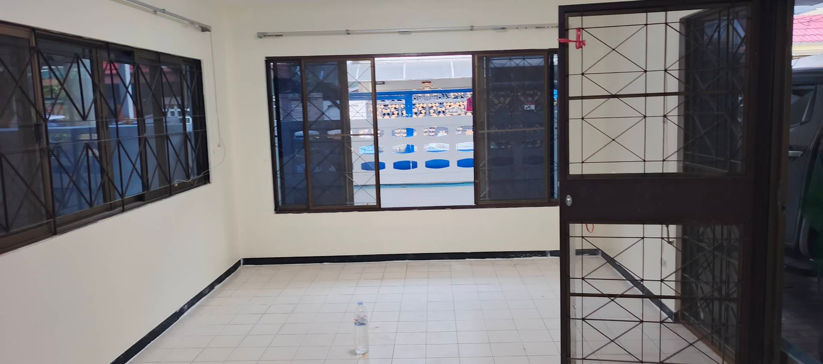 House for rent, Lat Phrao, at the entrance of the alley there is a skytrain. Walk in and out 30 meters. The house is newly decorated and painted. Get a pet And the water doesnt flood the house.