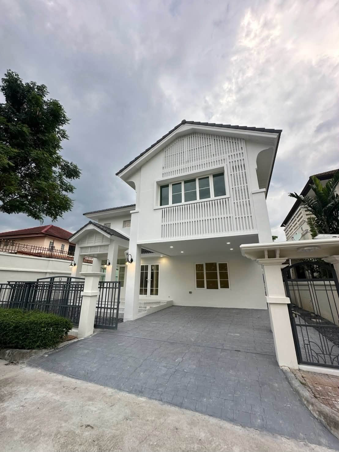 ขายบ้านเดี่ยว 3 ห้องนอน  ราชพฤกษ์ เอ็กซ์คลูซีฟ สุขุมวิท 103 ใกล้สวนหลวง ร.9  และโรงพยาบาลสิรินธร พร้อมเฟอร์ พร้อมเข้าอยู่