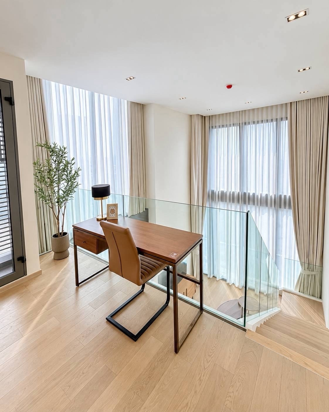 For Rent THE STRAND THONGLOR | 2BR | Duplex Corner Unit | 111 SQ.M. | 6.3M Ceiling Height Tel.0889797878 – รูปที่ 4