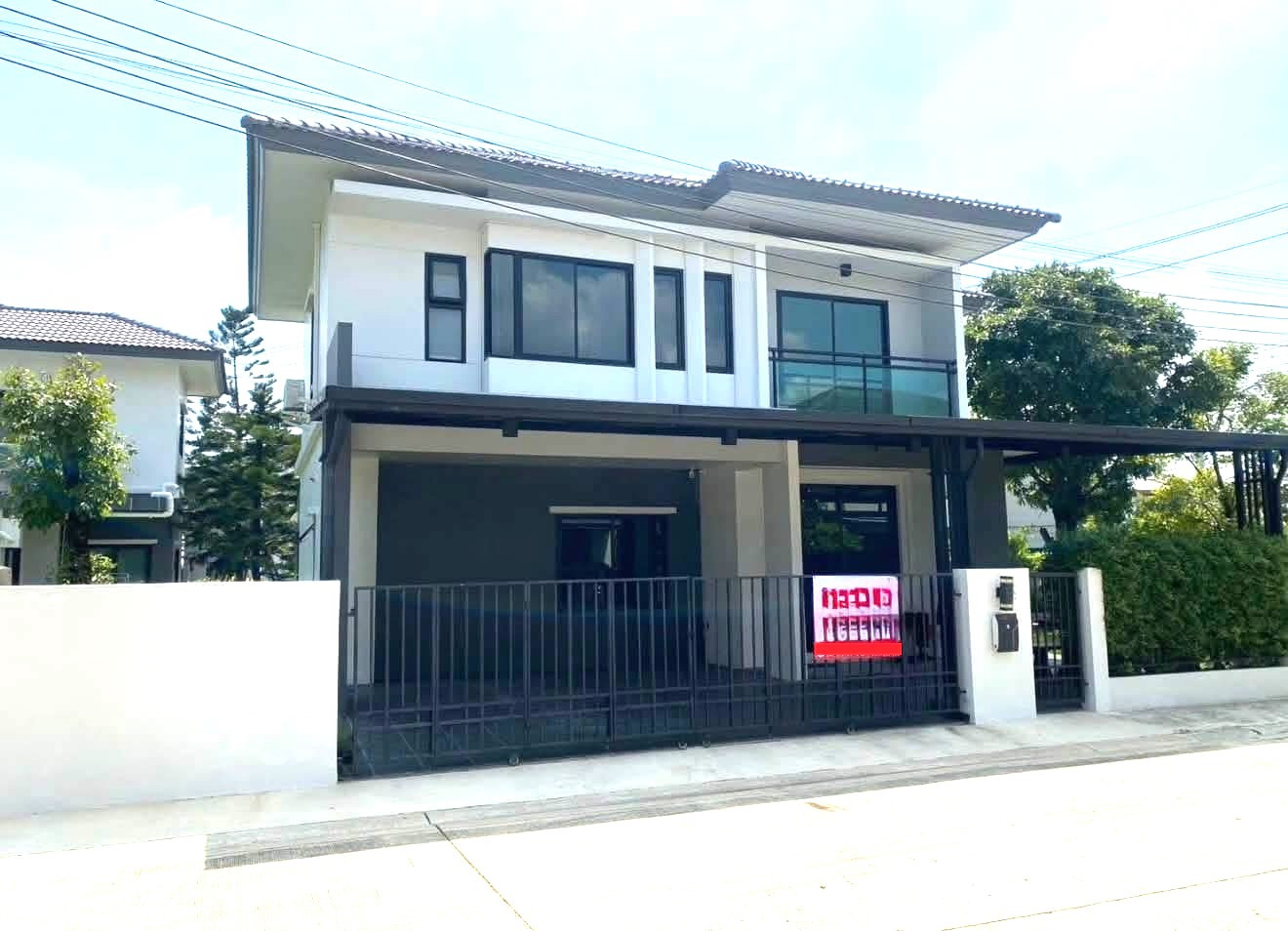 For rent, 2-story detached house, luxury project, Grand Britannia Village, Wongwaen-Ramindra, luxuriously decorated, fully furnished. Area up to 89.1 sq m. with side garden, next to the main road, near the expressway.