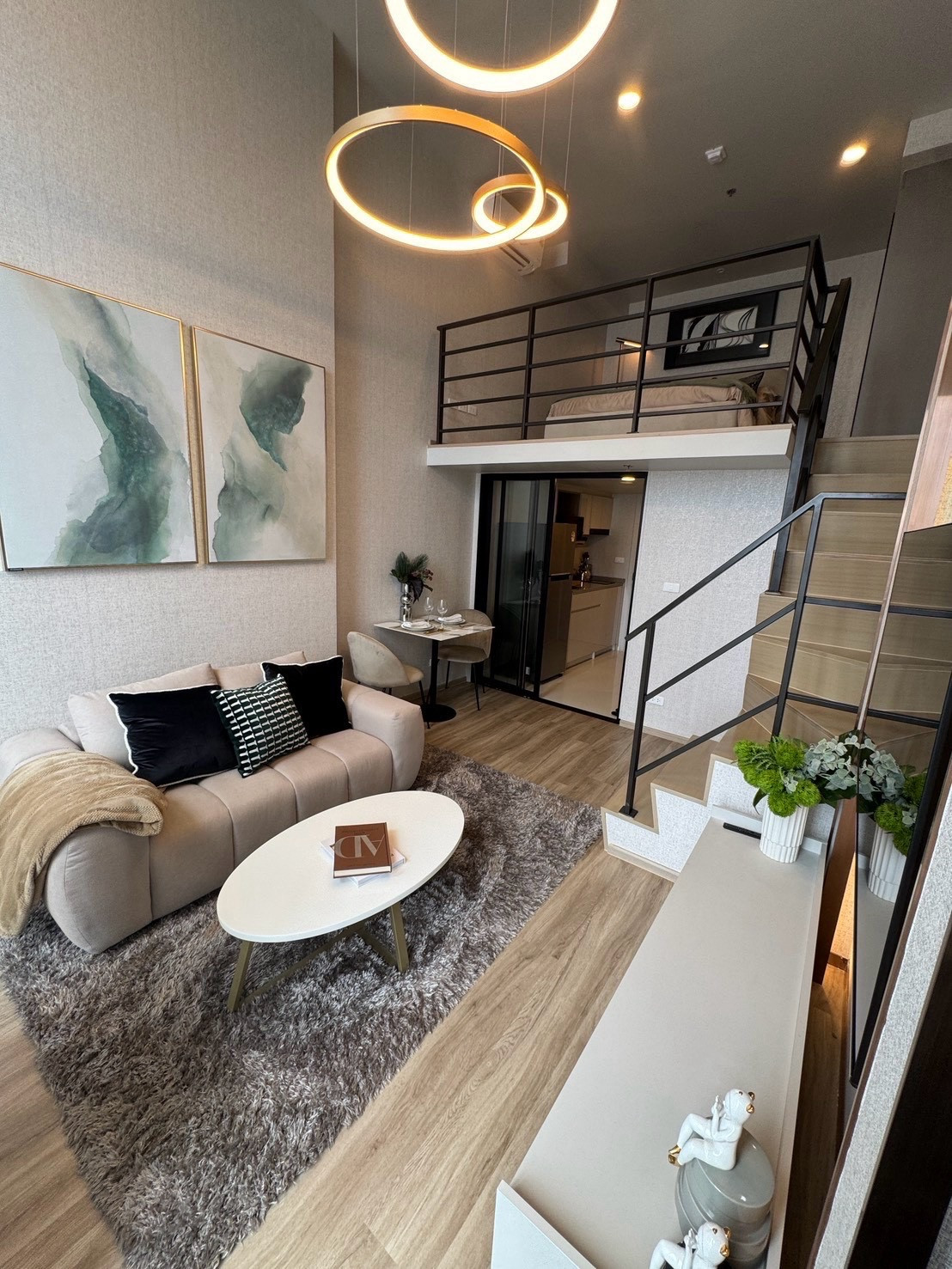 🏙️ FOR RENT | Culture Thonglor (LOFT)  ✨ Stylish Duplex | 1 Bedroom | 42 SQ.M.  ห้องสวยสไตล์ LOFT ดีไซน์โดดเด่นแบบ Duplex 2 ชั้น ให้ความรู้สึกเหมือนอยู่บ้านใจกลางทองหล่อ พร้อมพื้นที่ใช้สอยที่แบ่งสัดส่วนอย่างลงตัว เหมาะสำหรับคนที่ชื่นชอบความทันสมัยและความ – รูปที่ 3
