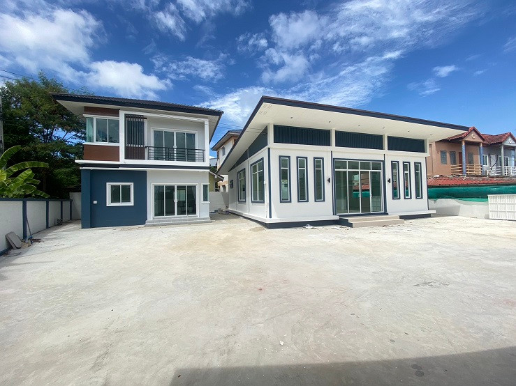 081-632-0632 Home Office for rent, 2 story detached house, 2 houses, newly built, Soi Phraeksa 5, Sukhumvit Old Road. It is a live broadcast room, stores stocks of products, is a residence, can park 12 cars.