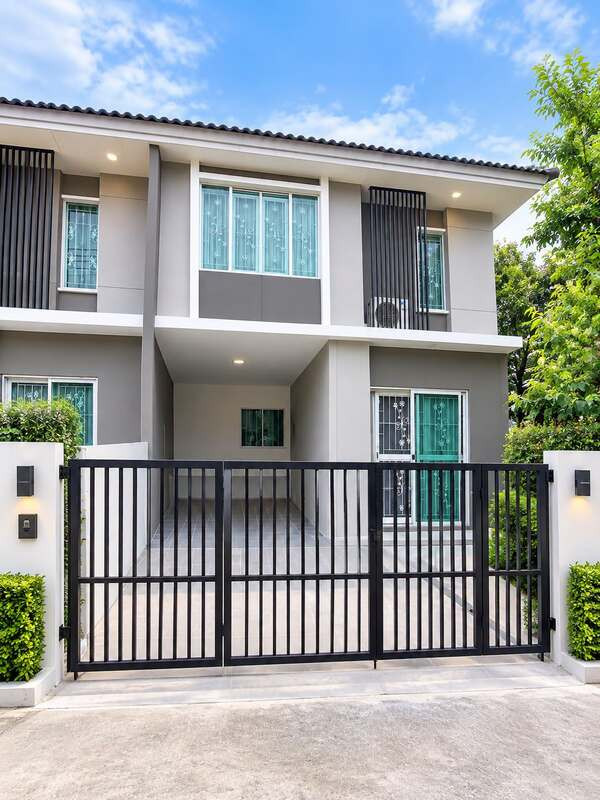 2-story townhouse for sale, corner unit, ready to move in 📍 Pruksa Ville Village 79, near Workpoint and the Red Line MRT.
