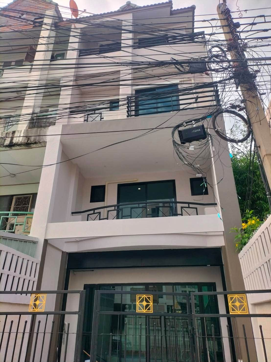 HR3855 Townhouse for rent, 4 floors, newly renovated, corner room, single house atmosphere. Soi Srinakarin 40, near Suan Luang Rama 9