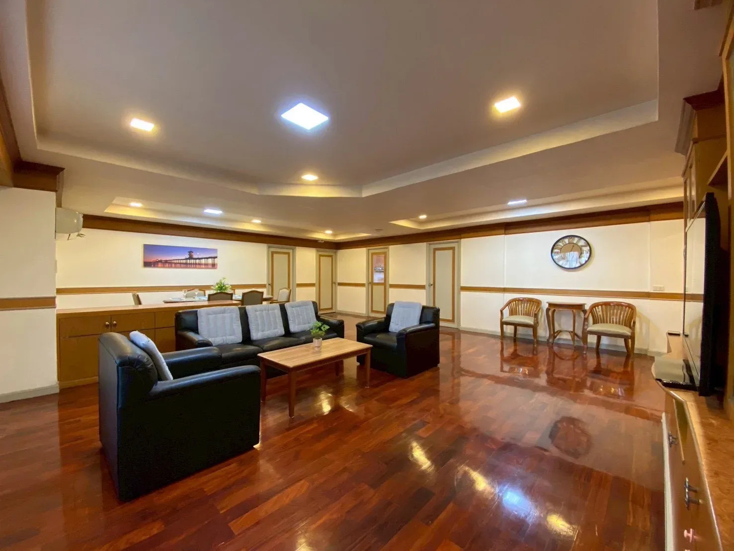 ให้เช่าอพาร์ตเมนต์ พร้อมพงษ์ (3นอน 260ตร.ม.) สเปซกว้างมากสุดคุ้ม Pet Friendly เลี้ยงสัตว์ได้ ทำเลใจกลางสุขุมวิท 39 ใกล้ BTS