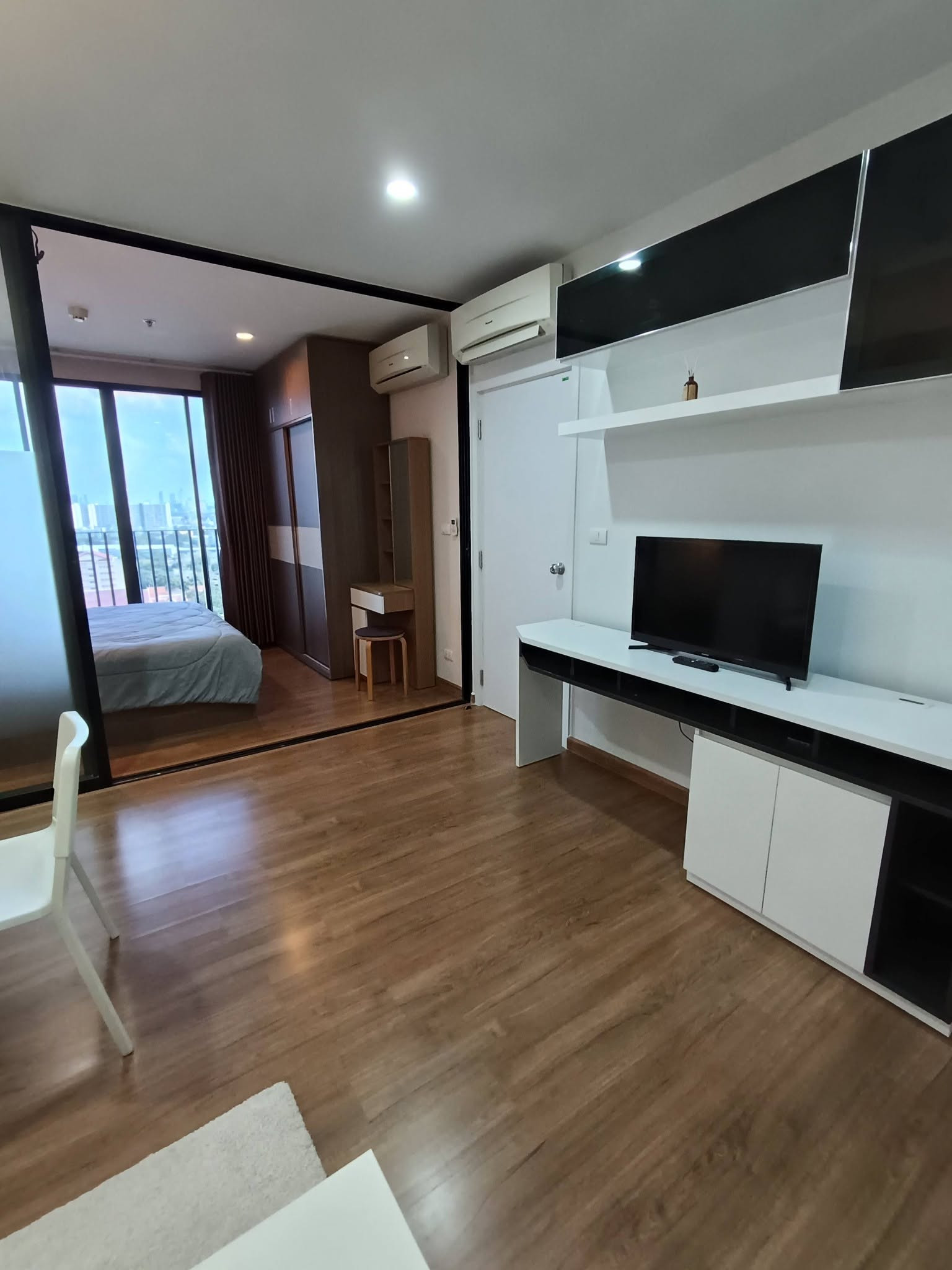 The tree interchange condo near the BTS, fully furnished. Vacant and ready for rent