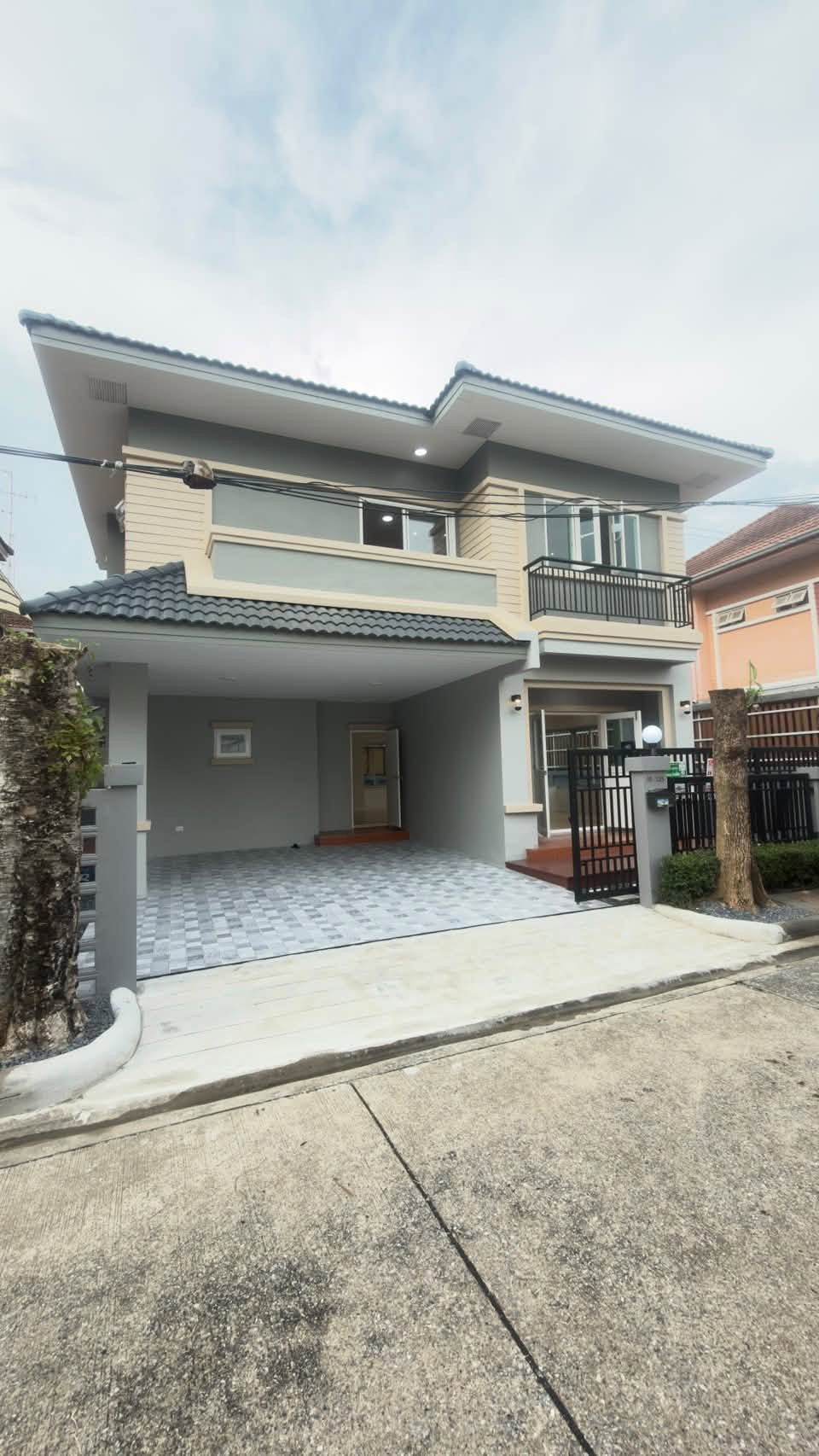 Cheap sale, 2-story detached house, 52 wa, Private Village, Ramintra, Panya Inthra Road, house has 3 bedrooms, 3 bathrooms. – รูปที่ 2