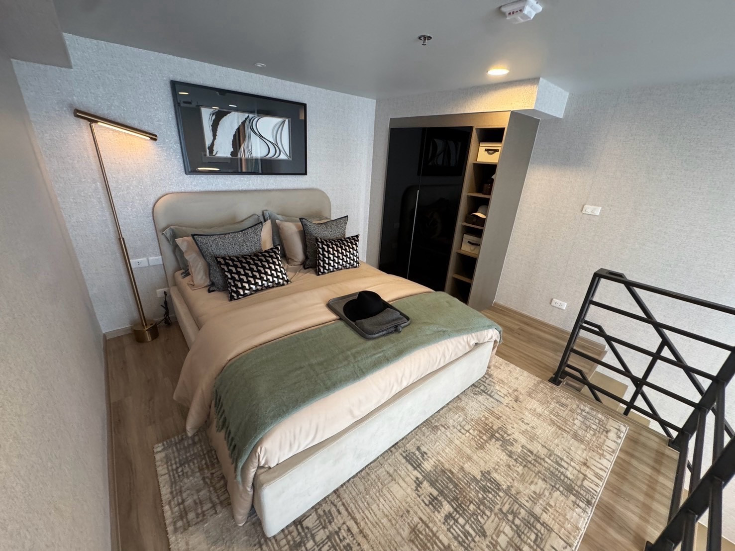 🏙️ FOR RENT | Culture Thonglor (LOFT)  ✨ Stylish Duplex | 1 Bedroom | 42 SQ.M.  ห้องสวยสไตล์ LOFT ดีไซน์โดดเด่นแบบ Duplex 2 ชั้น ให้ความรู้สึกเหมือนอยู่บ้านใจกลางทองหล่อ พร้อมพื้นที่ใช้สอยที่แบ่งสัดส่วนอย่างลงตัว เหมาะสำหรับคนที่ชื่นชอบความทันสมัยและความ – รูปที่ 2