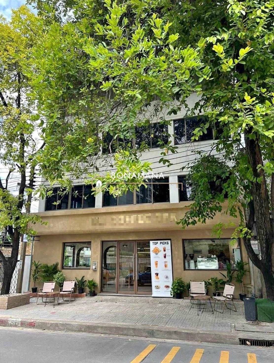 For sale and rent: 4-story commercial building (corner room), Super Prime Ekkamai location – premium lifestyle center, only 600 meters to BTS Ekkamai.