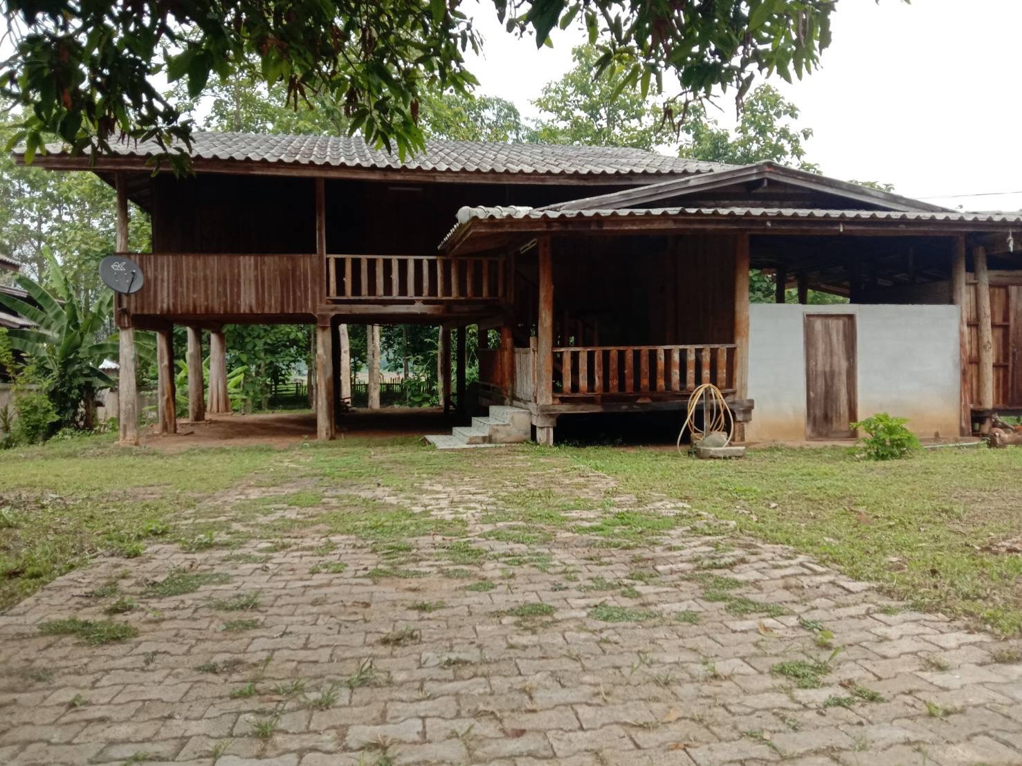 บ้านไม้สวยงาม พร้อมที่ดินผืนใหญ่ – งาว ลำปาง/พะเยา – ขาย!! CHARMING WOODEN HOUSE WITH SPACIOUS LAND PLOT – NGAO, LAMPANG/PHAYAO – FOR SALE!! 