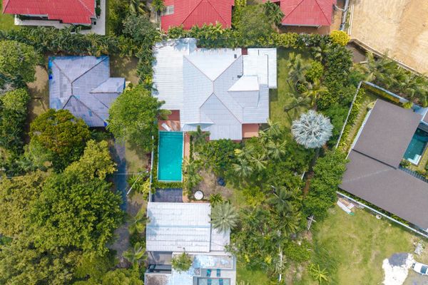 Single-storey pool villa for sale on large land of 313 sq m with private tropical garden in the heart of Rawai, Phuket.