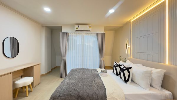 Golden opportunity for investors! 📈 Condo location, easy to rent, demand is tight all year long 🏢 Bodin Sweet Home, large size 36 sq m. (1 bedroom, 1 bathroom), complete set of furniture. Reduce costs and ready to rent immediately.