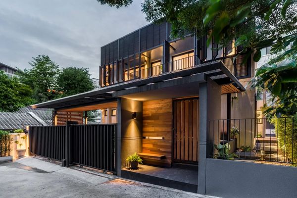 Luxurious detached house for rent, Sukhumvit 28 (3 bedrooms, 250 sq m.), wide space on 75 sq m of land, highest private, shady like an oasis, near BTS Phrom Phong.