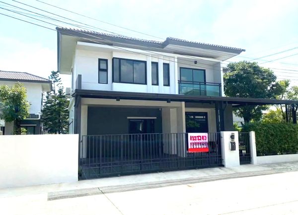 For rent, 2-story detached house, luxury project, Grand Britannia Village, Wongwaen-Ramindra, luxuriously decorated, fully furnished. Area up to 89.1 sq m. with side garden, next to the main road, near the expressway.