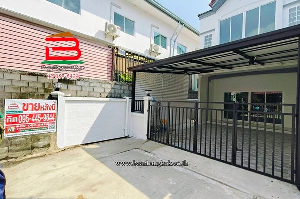ขาย ทาวน์เฮาส์ รีโนเวทใหม่ทั้งหลัง หมู่บ้าน ศศิกานต์ 1 หลังริม เนื้อที่ 19 ตรว. ถนนวิภาวดี แขวงสีกัน เขตดอนเมือง