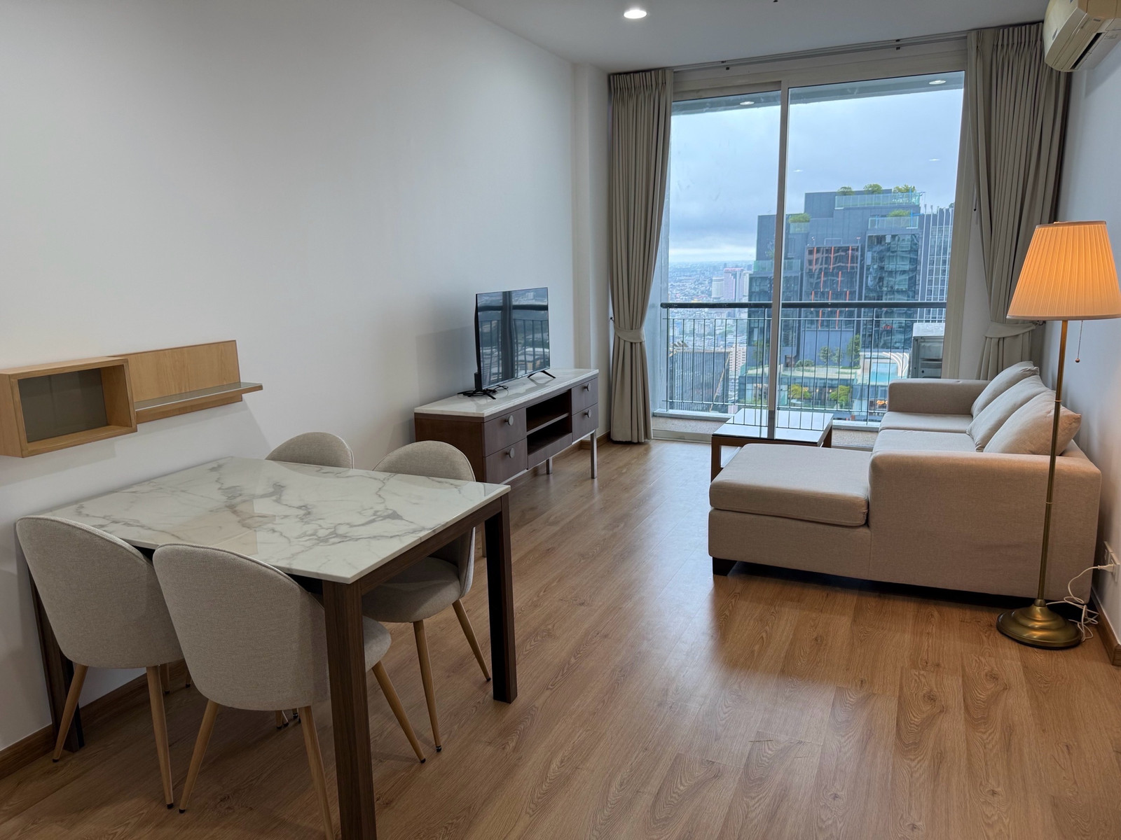 ชั้นสูง วิวอลังการ! 1 ห้องนอน ไซส์ใหญ่ 55 ตร.ม. สภาพสวยมาก ด่วนๆ Call: 092-461-6989 