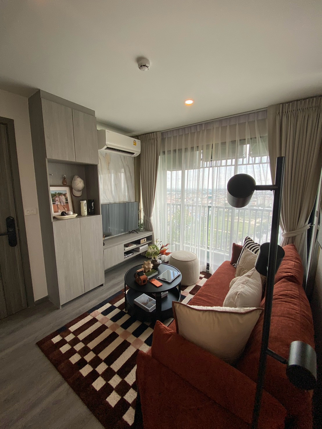 Condo ready to move in Cheaper installments than renting, near BTS Green Line. Condo ready to move in Cheaper installments than renting, near BTS Green Line.