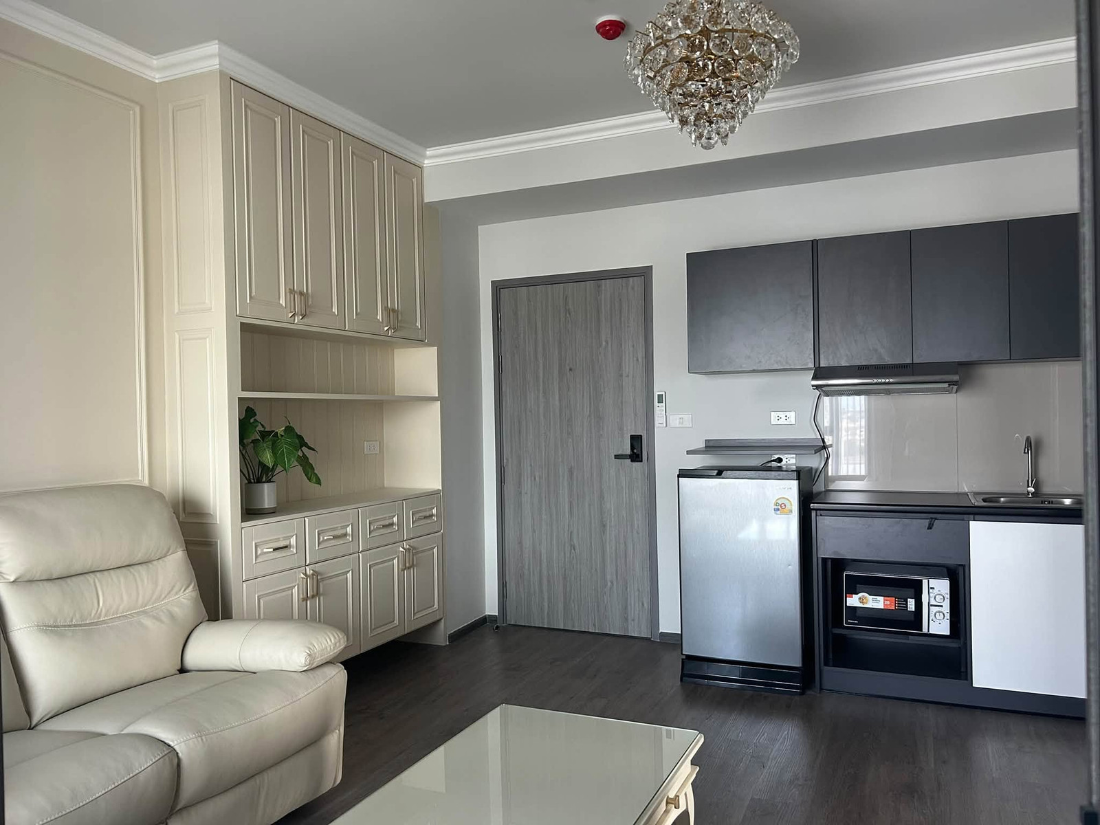 For rent, Rich Point @BTS Wutthakat Condo, next to Wutthakat BTS Station, beautiful built-in room.