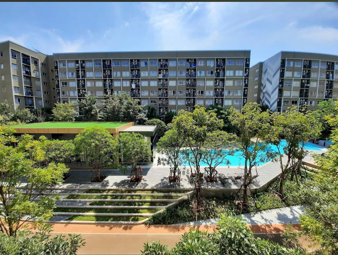 Condo room next to the fire escape, 8th floor, city view. Fully furnished. There is a swimming pool, sauna, fitness center, and running track.