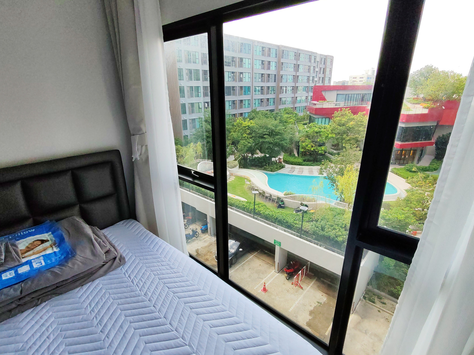 ✨ For sale Atmoz Flow Minburi, room 28.86 sq m, Building C, 5th floor, pool view, completely new furniture, 2,250,000 baht.