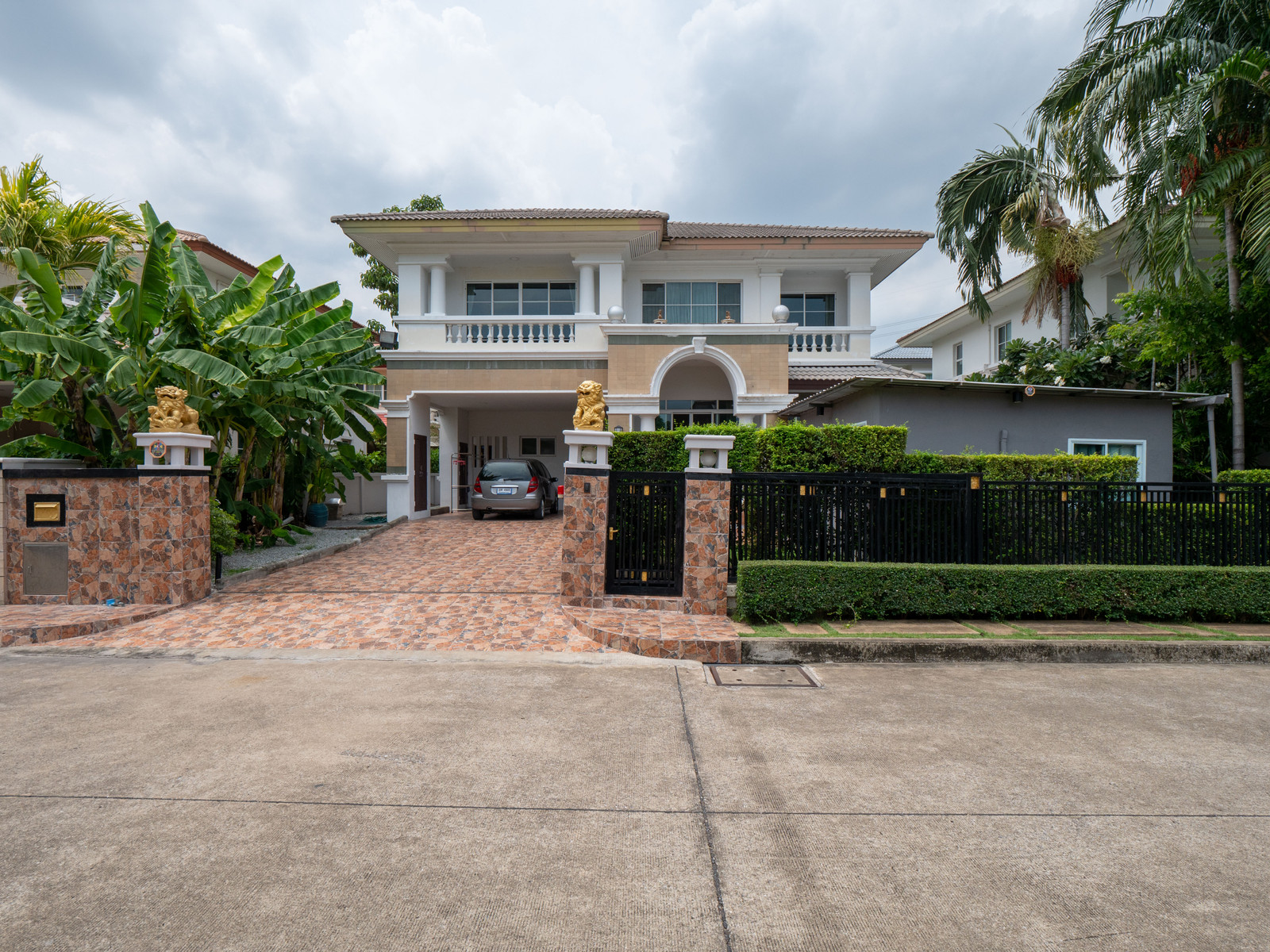 Home For Rent ให้เช่าถูกมาก 40,000 B/M. น้ำไม่ท่วม  ให้เช่าบ้านเดี่ยว 5 นอน 4 น้ำ หมู่บ้านนันทวัน สวนหลวง ร.9   ขนาด 94.5 ตรว. 300 ตรม. ราคาดีมาก สภาพดีมาก ทำเลดีมาก เดินทางสะดวก หมู่บ้านลักชัวรรี่