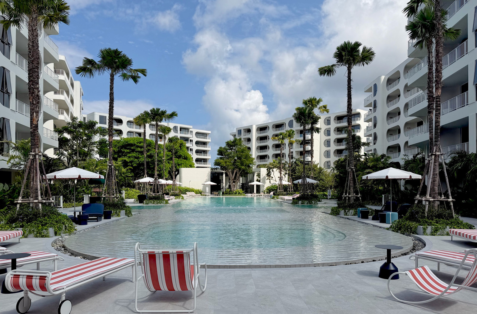 () 3 Bed, corner room, pool view, high floor, fully furnished, cheapest price in the project.