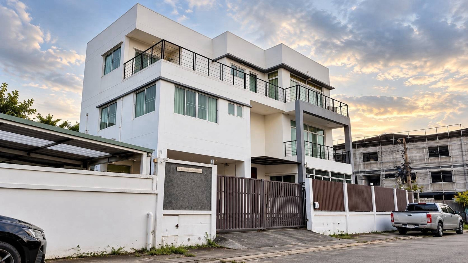 For Sale/Rent • Rama 9 Soi 62 3 Storey Detached House • 400 SQ.M. |77 SQ.Wah | Tel./Line 0889797878