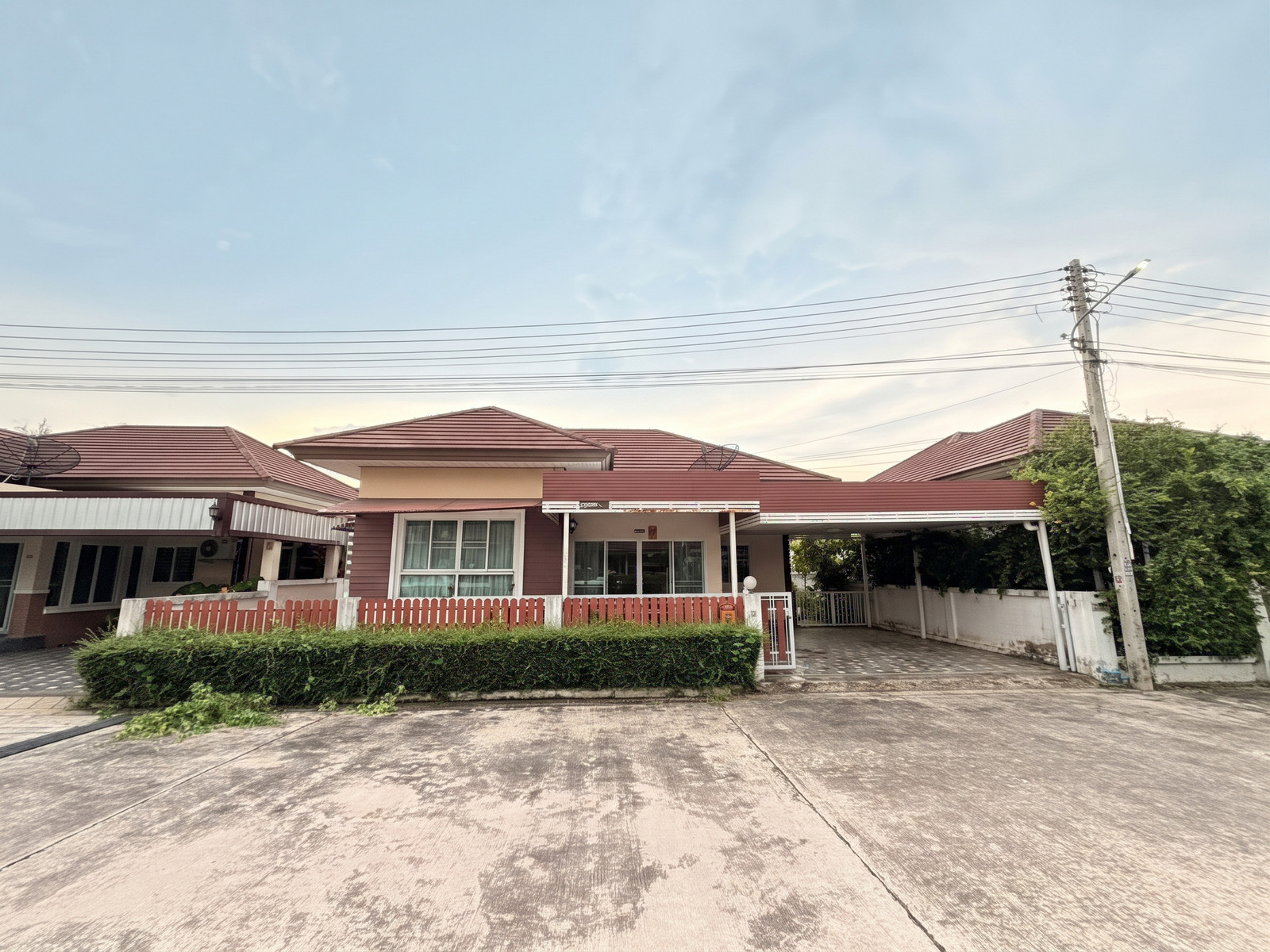 Single-story detached house for rent at Siriphassorn Bang Phra: 3 bedrooms, fully furnished and equipped with appliances—move-in ready. Single-story detached house for rent at Siriphassorn Bang Phra: 3 bedrooms, fully furnished and equipped with appliances—move-in ready.
