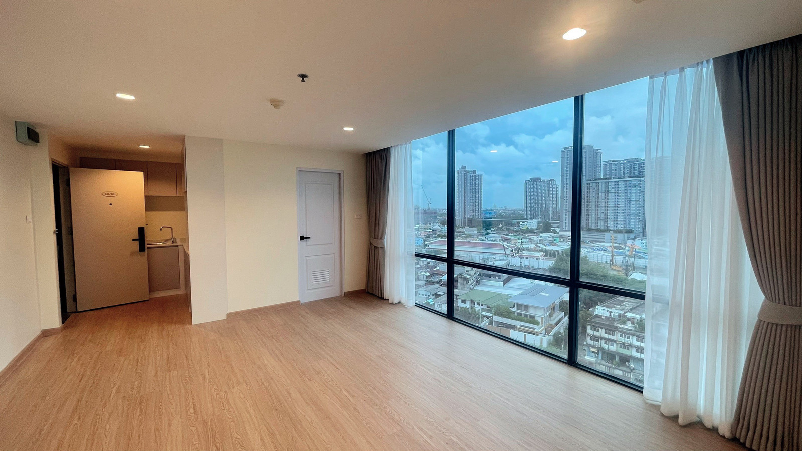 ขายด่วน ห้องสวยรีโนเวทใหม่พร้อมเข้าอยู่ ริชชี่ ทาวเวอร์ เพชรเกษม23 ชั้น 15 ขนาด 49 ตรม.  1 ห้องนอน  1 ห้องน้ำ ราคา 2,390,000 บาท ติดถนนเพชรเกษม ใกล้ BTS  เดอะมอลล์ท่าพระ ใกล้รถไฟฟ้า MRT บางไผ่