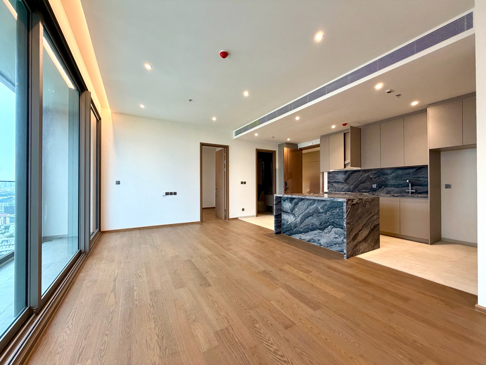 Lay out 2B, wide front, corner room, hottest, urgent call 0946503223