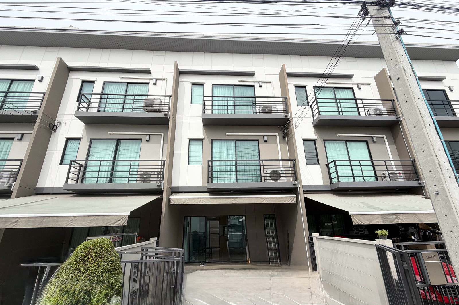 For rent, 3-story townhome, Baan Klang Muang.  Srinakarin-Onnut, Fully Furnished, Ready to move in / 3-story house for rent, Baan Klang Muang Srinakarin-Onnut, Fully Furnished, Ready to move in