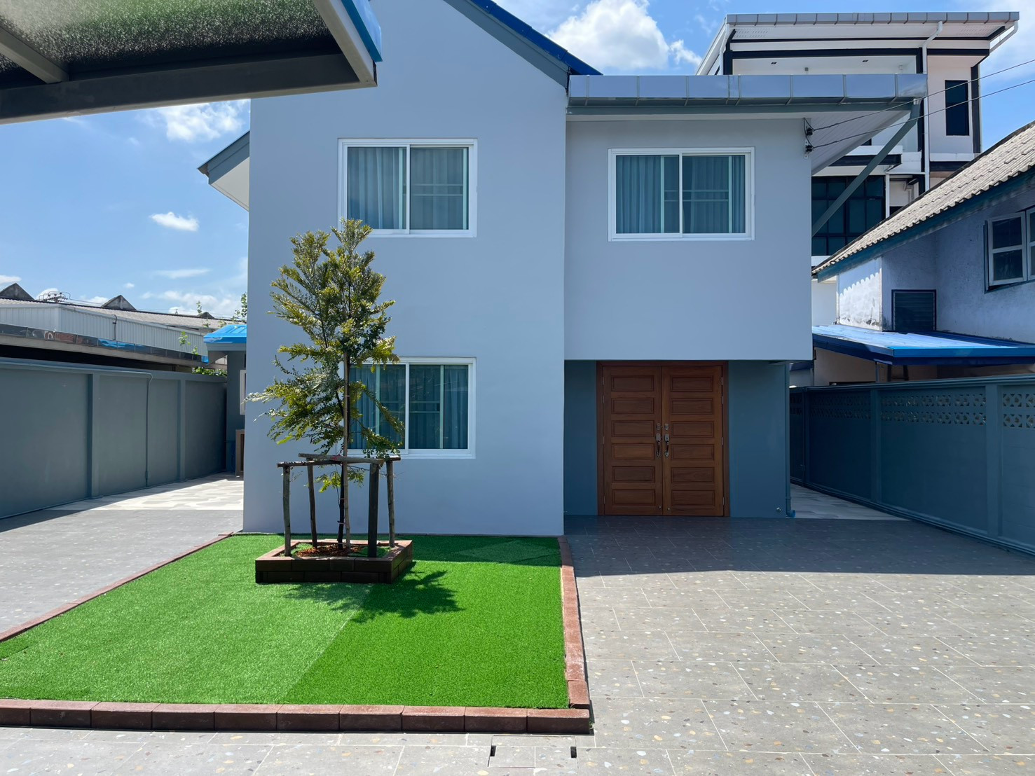 Single house for rent Sammakorn Village, Ramkhamhaeng 112, rent 40,000 baht/month, house with wide area. Suitable for families who need space to relax and work. Convenient location to travel Connects the city via many routes.