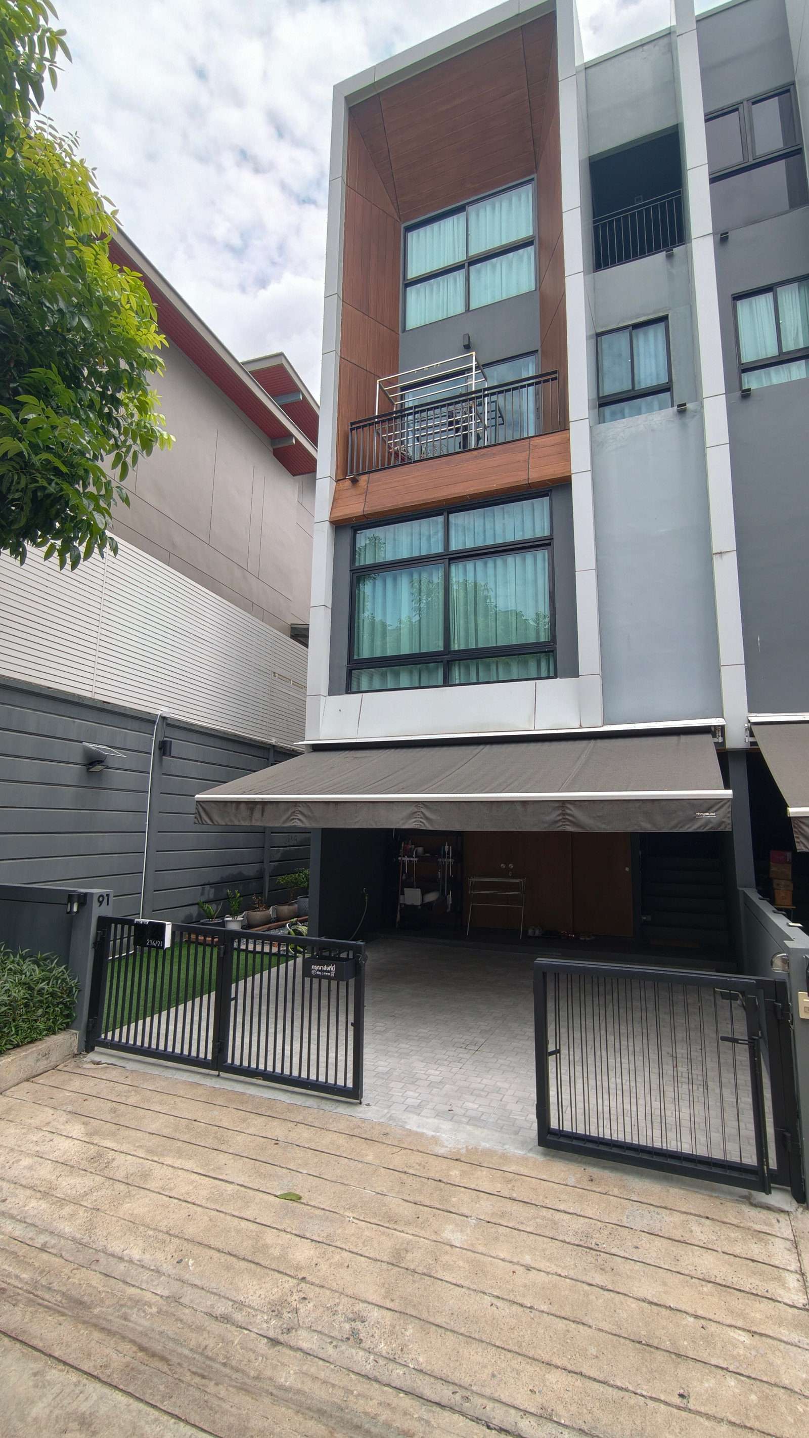 Corner townhome, Arden Pattanakarn 20, near the expressway. Corner townhome, Arden Pattanakarn 20, near the expressway.