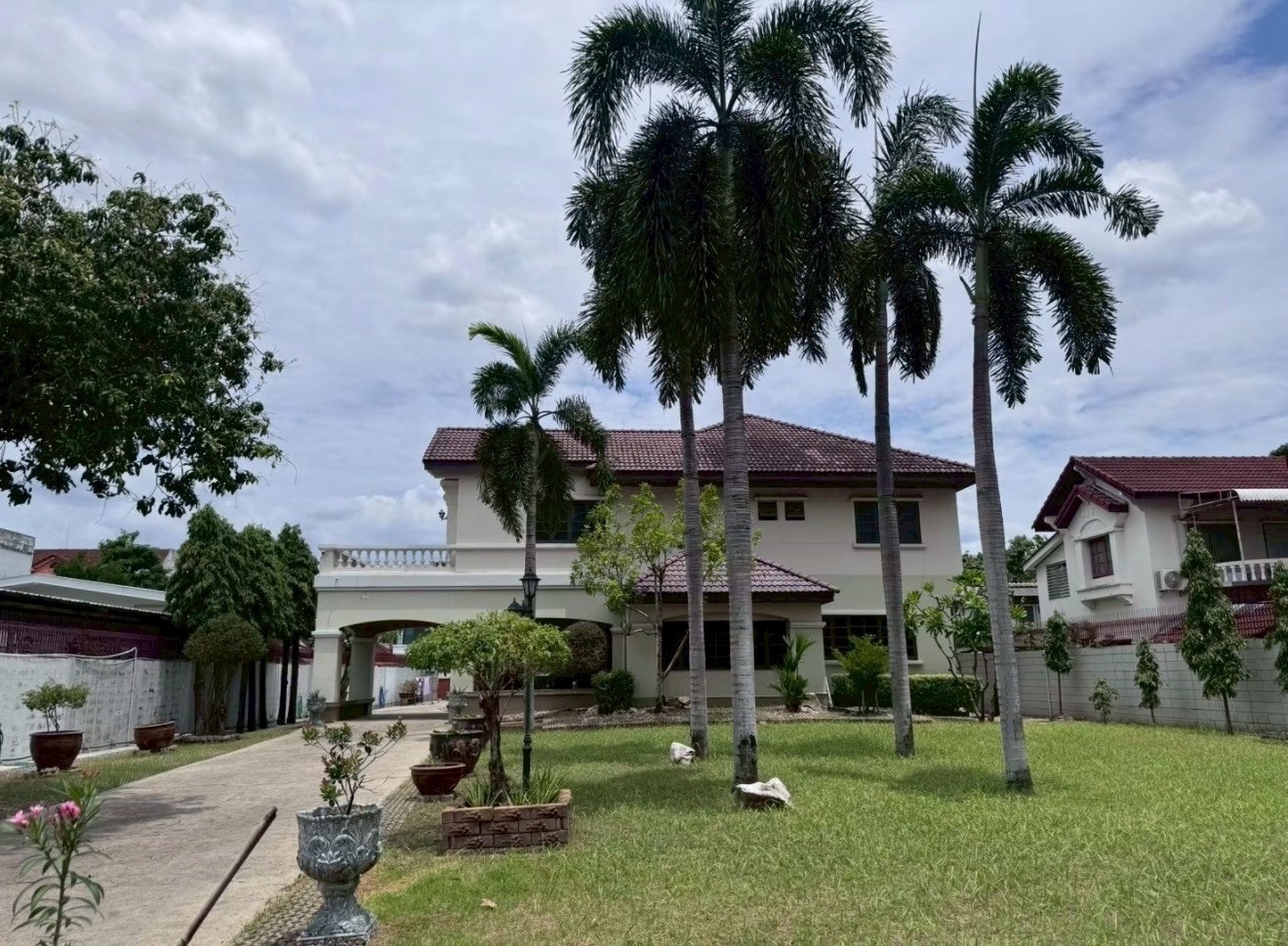 Large pet-friendly house  with expansive garden ideal for home office in Ngamwongwan area near lifestyle hubs