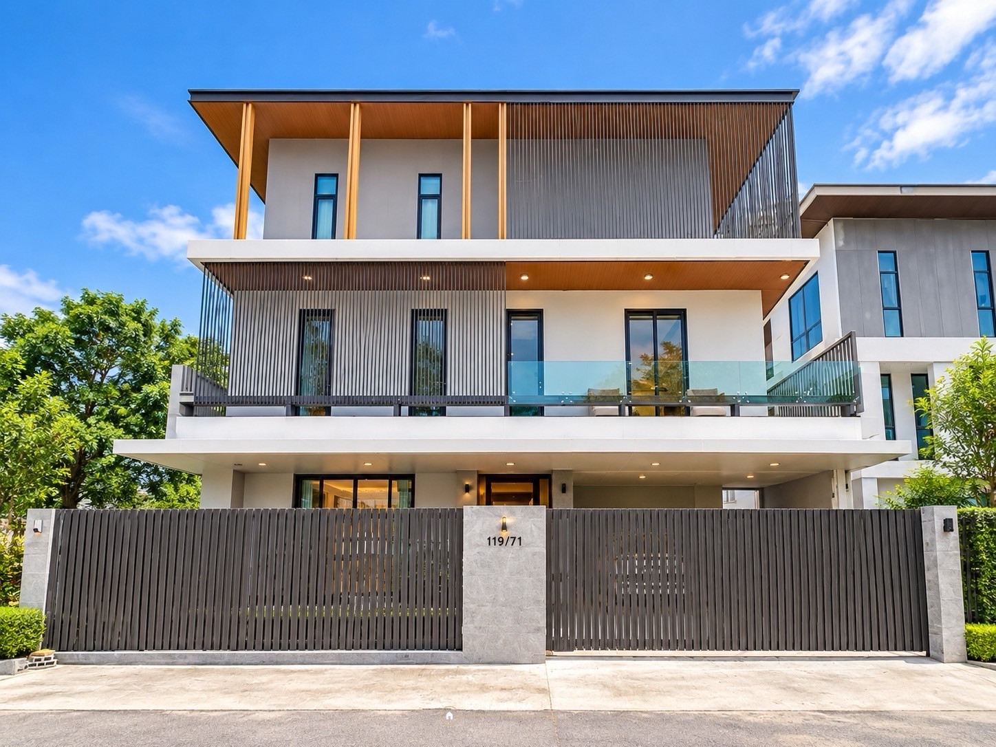 3-story detached house with elevator and private pool. Prime location in the Vibhavadi area, Bang Khen (BTS 11th Infantry Regiment: 3 km.)