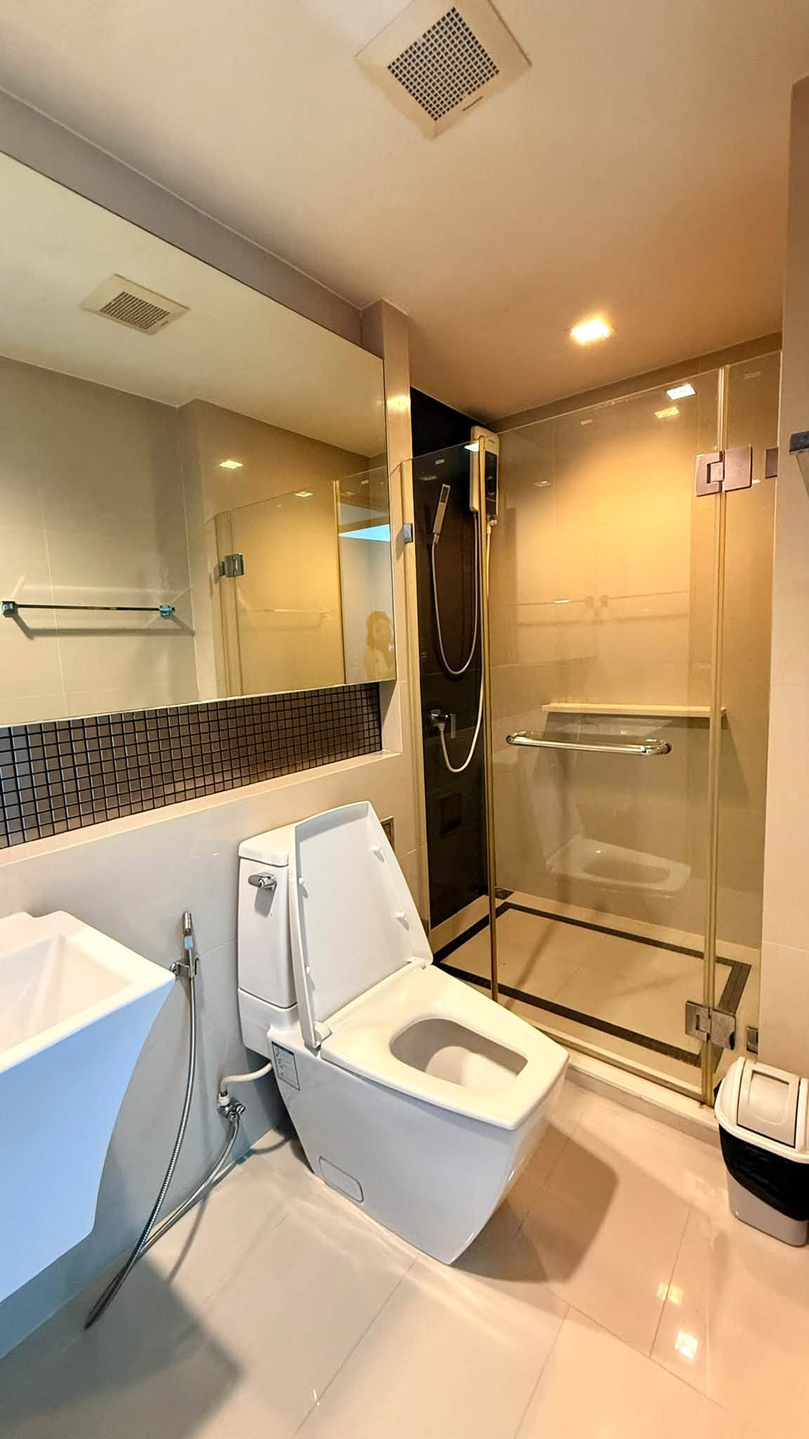 ให้เช่าคอนโด Rhythm Sathorn ห้องขนาด 68 ตรม. ชั้น 20 ตึก North วิวสะพานตากสิน