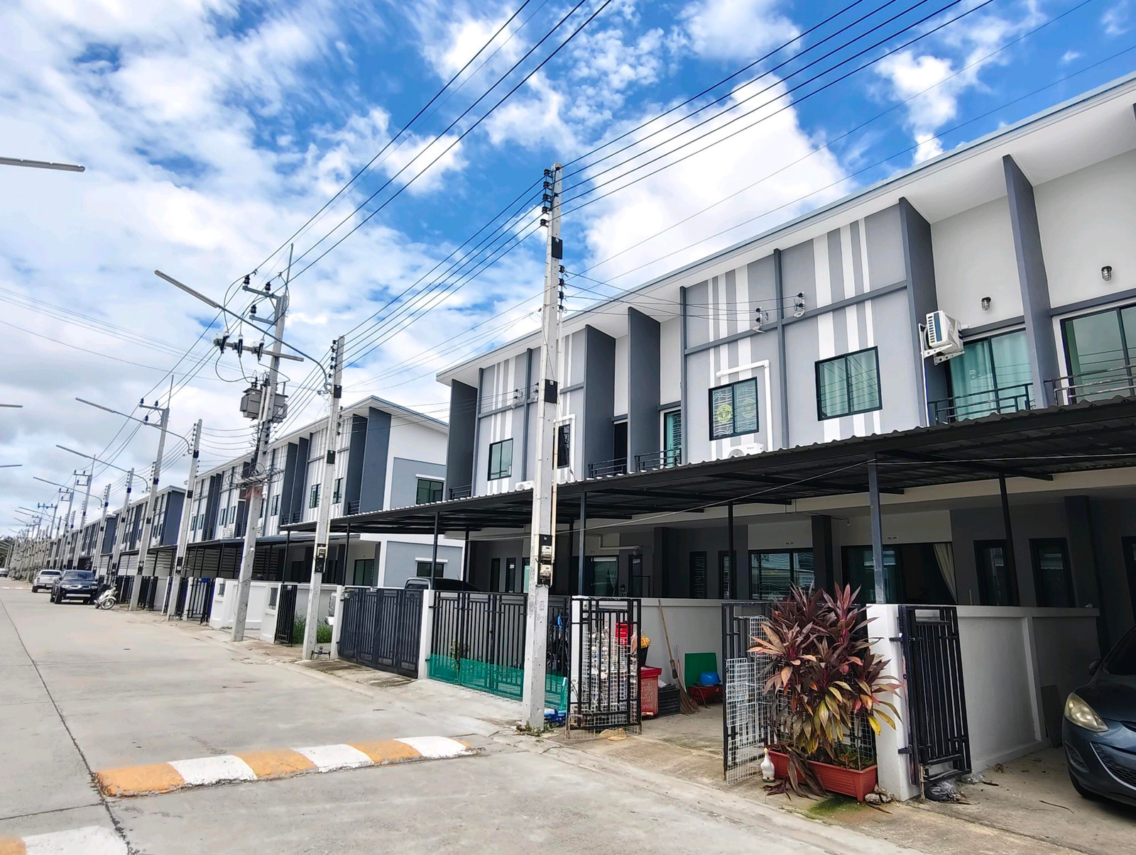 ขายทาวน์เฮ้าส์บางละมุง ตะเคียนเตี้ย The Next Village พร้อมอยู่ ฟรีโอน ขายทาวน์เฮ้าส์บางละมุง ตะเคียนเตี้ย The Next Village พร้อมอยู่ ฟรีโอน