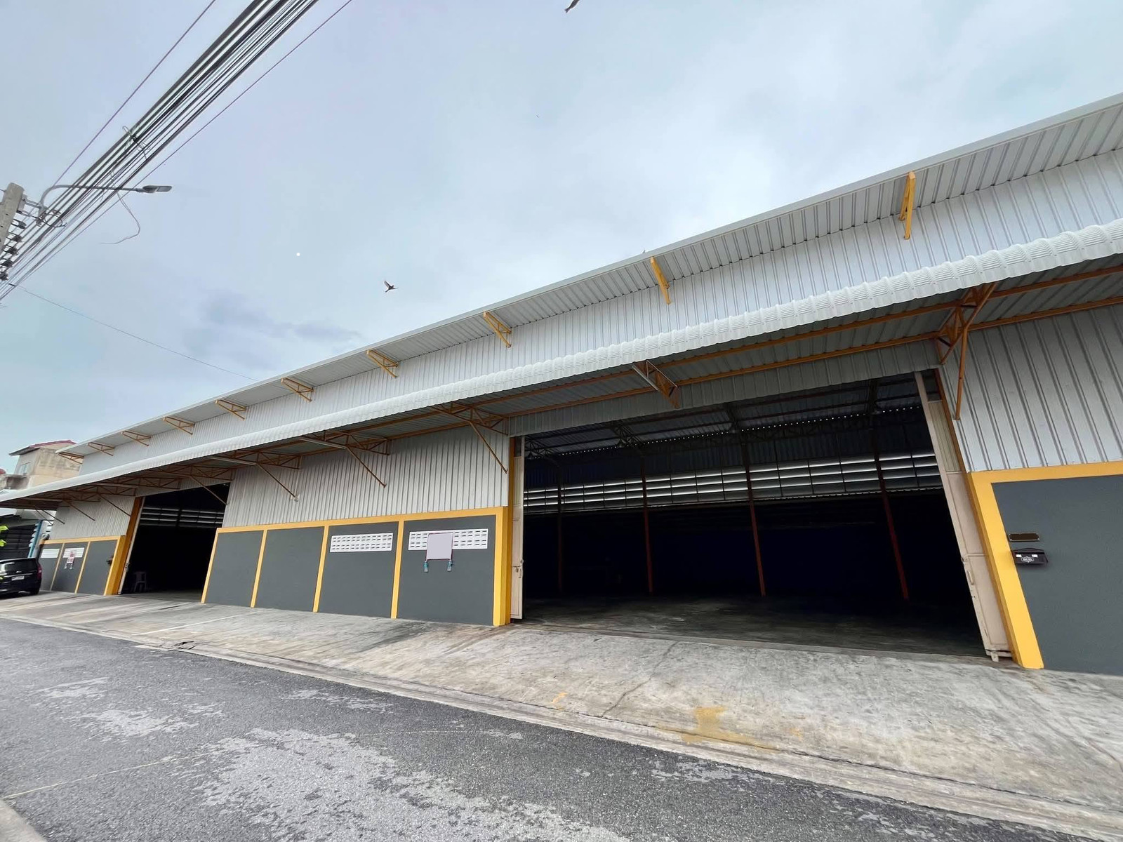 Warehouse for rent, size 385 square meters, width 23 meters, depth 17 meters, Soi Sakae Ngam 50 Warehouse for rent, size 385 square meters, width 23 meters, depth 17 meters, Soi Sakae Ngam 50