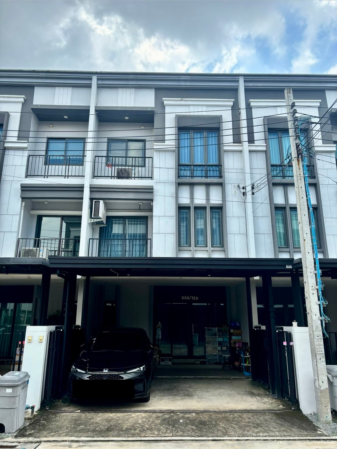 For sale, 3-story townhome, fully furnished, ready to move in, close to 2 electric train lines. For sale, 3-story townhome, fully furnished, ready to move in, close to 2 electric train lines.
