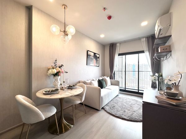 Life Phahon - Ladprao, beautiful room with furniture.